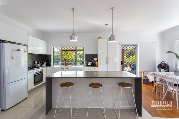 DUAL-LIVING/FAMILY HOME