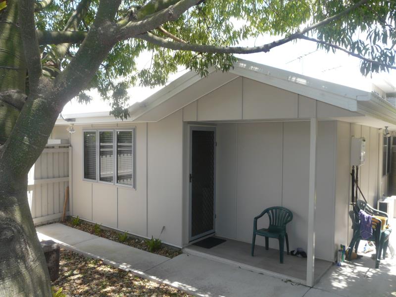 BEAUTIFUL UNIT CLOSE TO NEW RAIL AND SHOPS