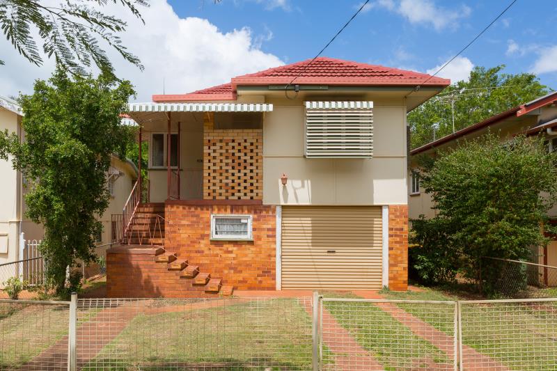 SPACIOUS FAMILY HOME FEW DOORS FROM SANDY BEACHES