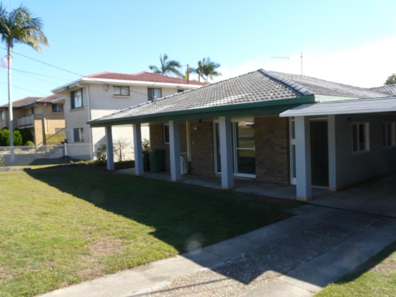 GORGEOUS LOW-SET BRICK HANDY CENTRAL REDCLIFFE