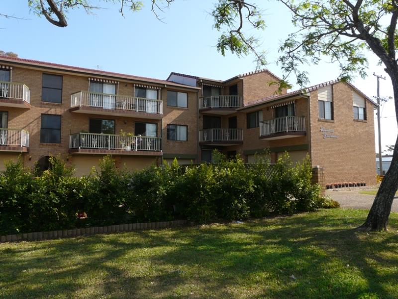 LARGE UNIT WALK TO REDCLIFFE BEACHES