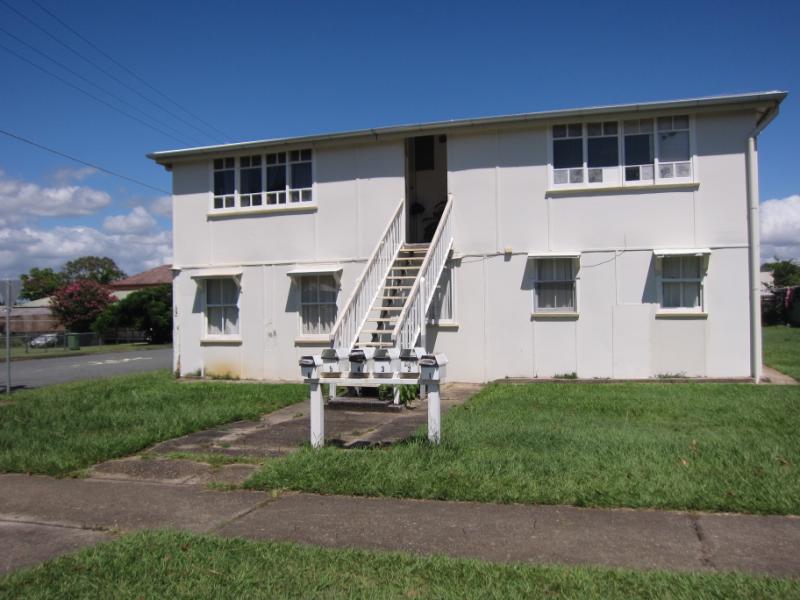 CHEAP OLDER STYLE FLAT WALK TO BEACH!