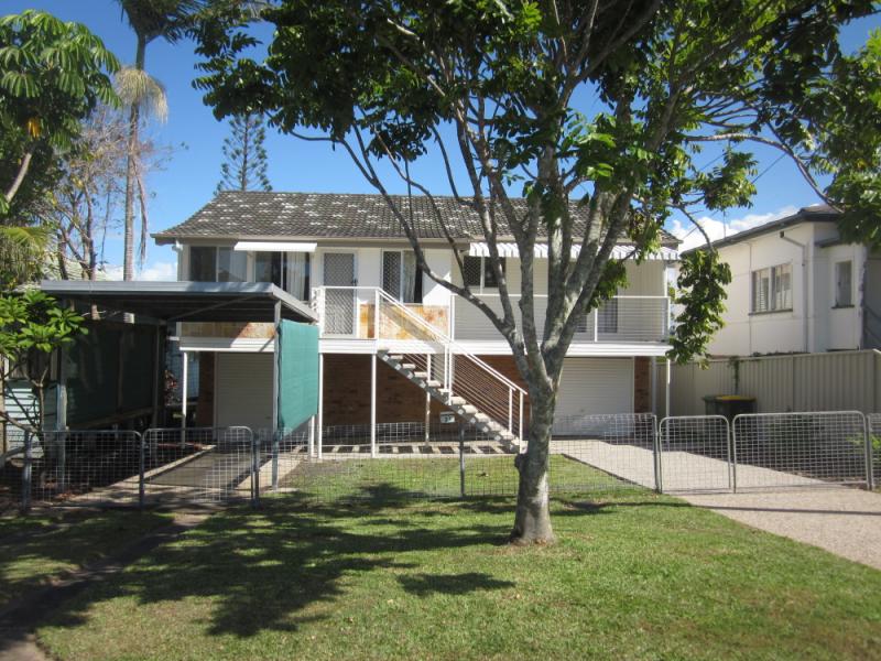 RARE FOUR BEDROOM HOME IN MARGATE & WALK TO BEACH !!