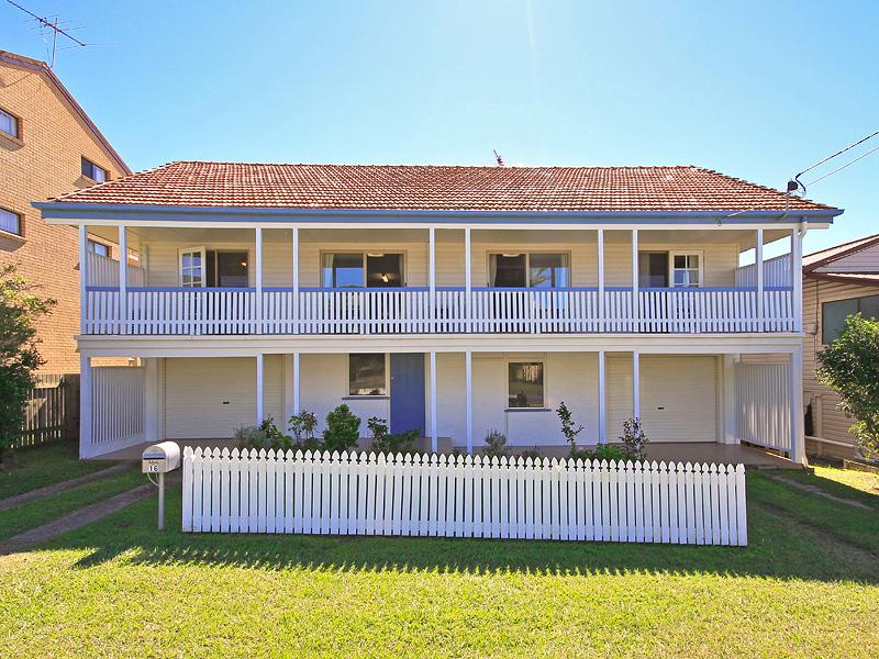 LARGE DECK PERFECT FOR WINTER, EXCELLENT FOR SUMMER!