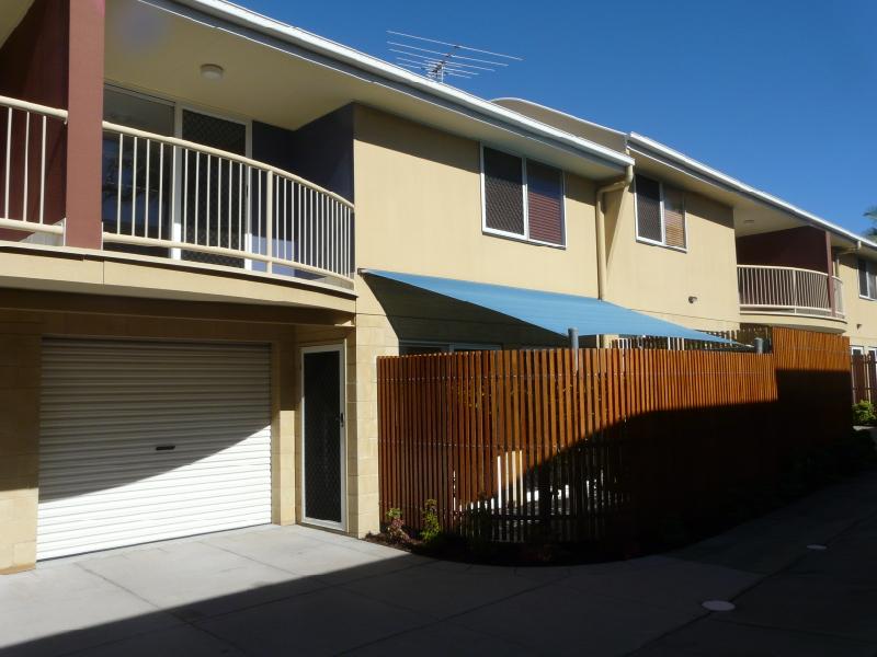 SHORT WALK TO SUTTONS BEACH & REDCLIFFE SHOPS!