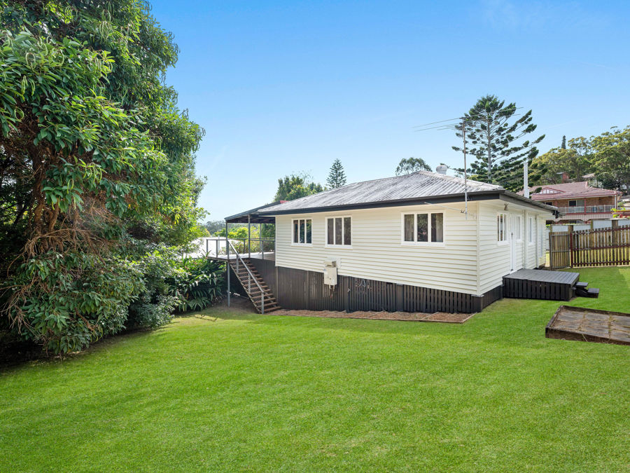 Property in Holland Park West - Sold for $1,140,000